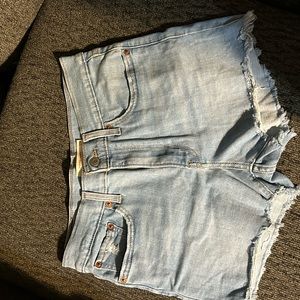 Levi size 28 shorts
